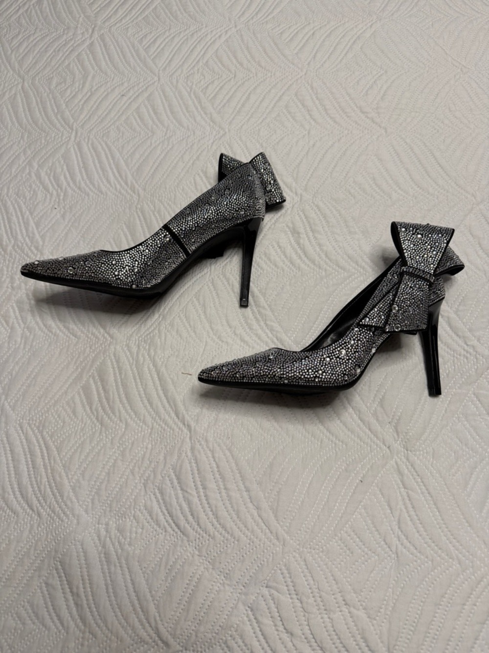 INC International Concepts Women’s Rhinestone Bow Stiletto Heel. Size 8 - Picture 3 of 8